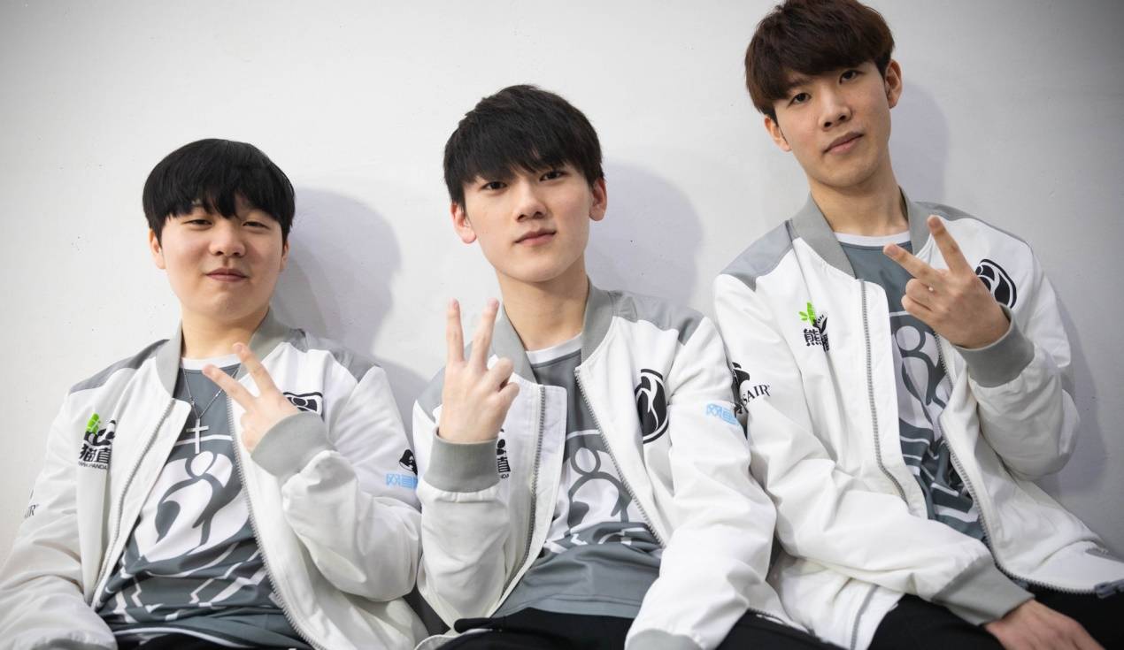 他们继续沿 他们继续沿